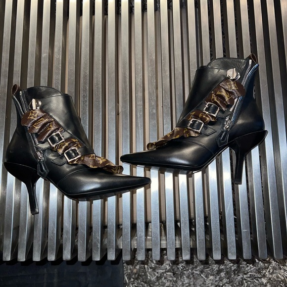 RARE Authentic Louis Vuitton Worn once Sz 7.5 Janet Boots. 4 1/2 inch heel - Picture 4 of 10